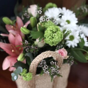 Cesto con flores variadas de primavera